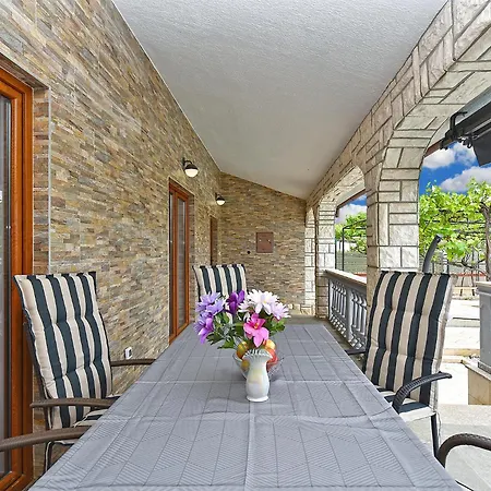 House Veli Vrh 2322